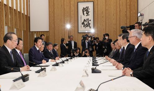 安倍总理在总理大臣官邸出席了政府与执政党的政策恳谈会。