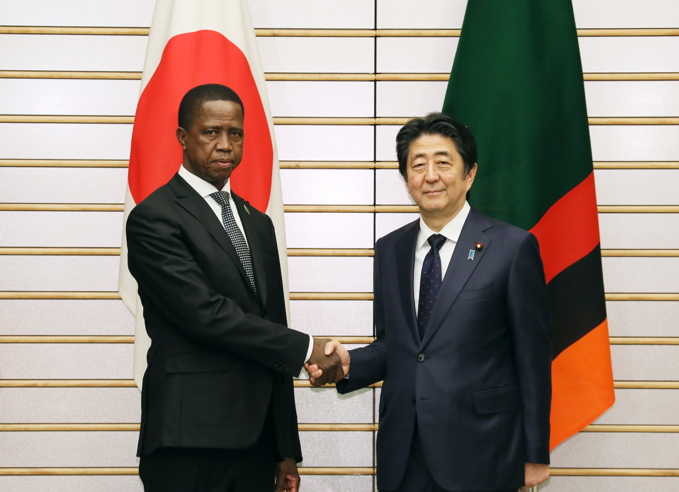 安倍总理在总理大臣官邸与赞比亚共和国总统埃德加・查格瓦・伦古举行了首脑会谈等。