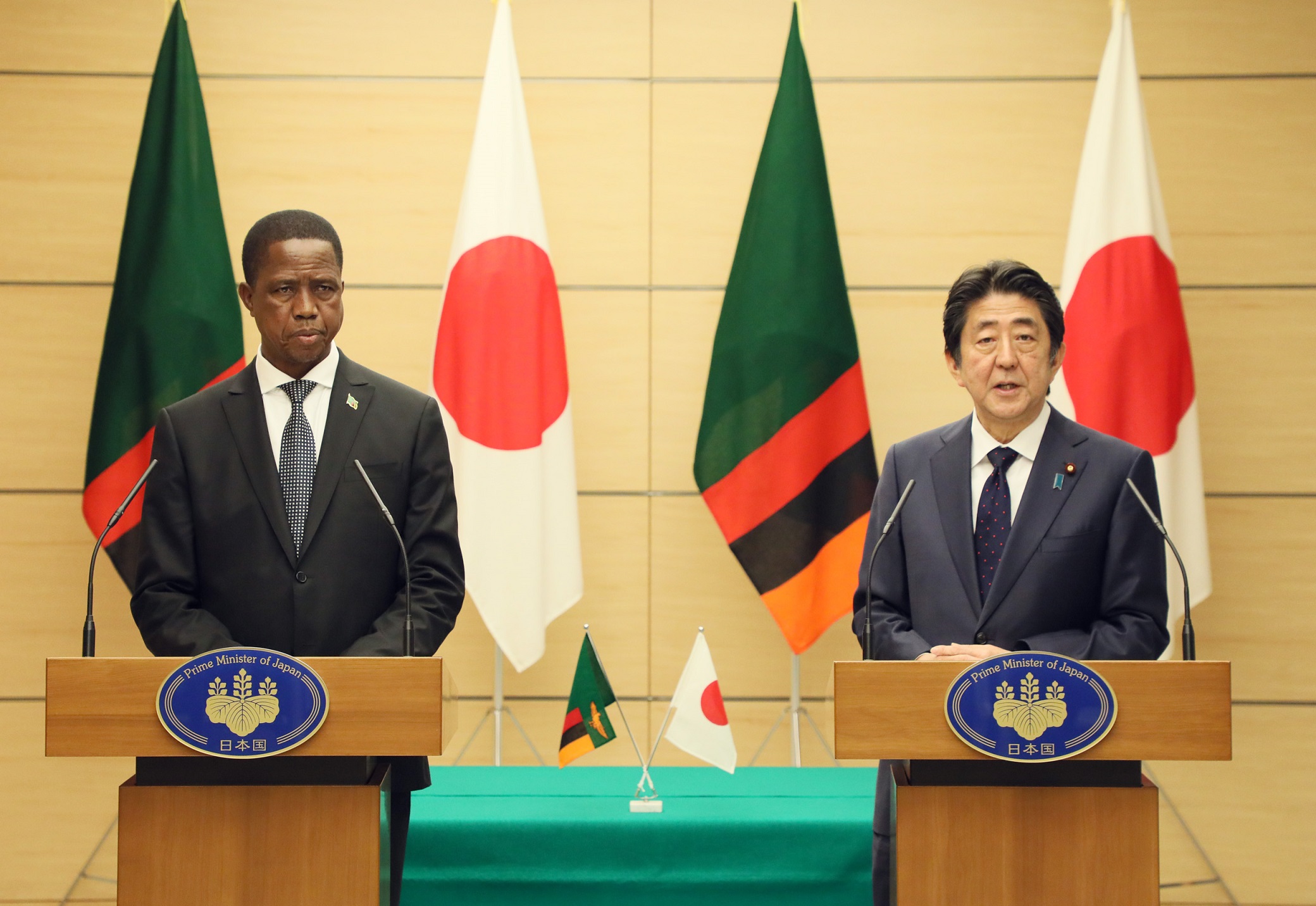 安倍总理在总理大臣官邸与赞比亚共和国总统埃德加・查格瓦・伦古举行了首脑会谈等。