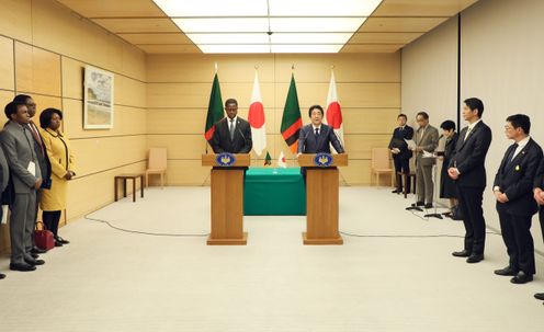 安倍总理在总理大臣官邸与赞比亚共和国总统埃德加・查格瓦・伦古举行了首脑会谈等。