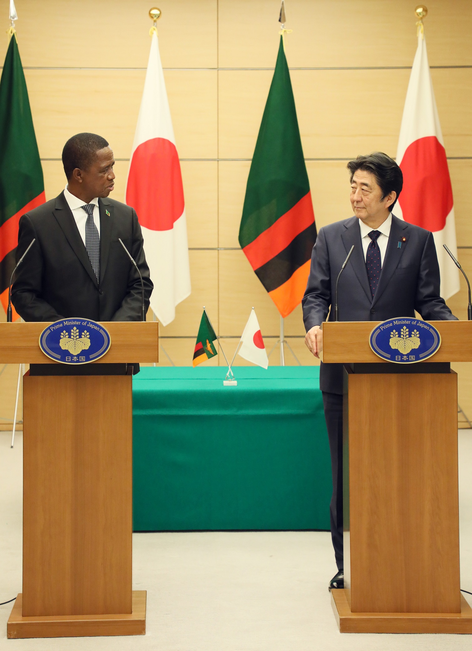 安倍总理在总理大臣官邸与赞比亚共和国总统埃德加・查格瓦・伦古举行了首脑会谈等。