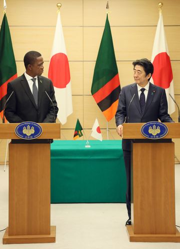 安倍总理在总理大臣官邸与赞比亚共和国总统埃德加・查格瓦・伦古举行了首脑会谈等。