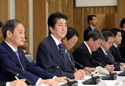 安倍总理在总理大臣官邸出席了有关每月例行经济报告等的相关阁僚会议。