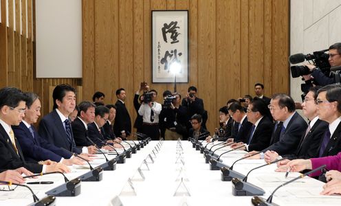 安倍总理在总理大臣官邸出席了有关每月例行经济报告等的相关阁僚会议。