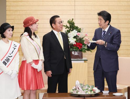 安倍总理在总理大臣官邸接受了淡路花卉合作社联合会等赠送的花卉等。