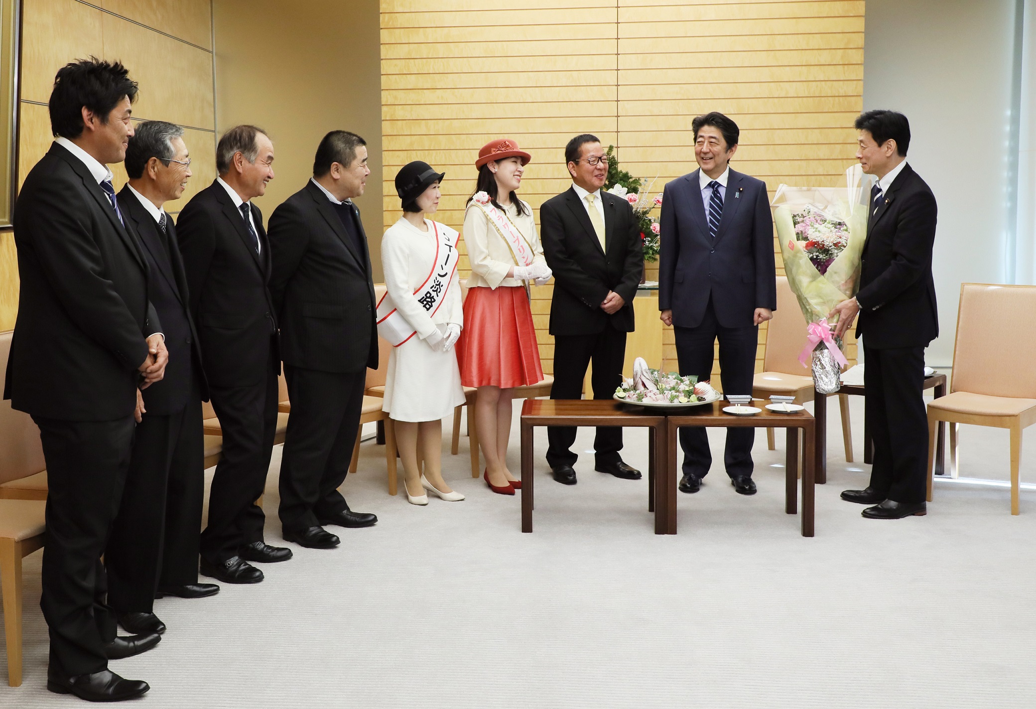 安倍总理在总理大臣官邸接受了淡路花卉合作社联合会等赠送的花卉等。