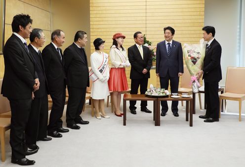 安倍总理在总理大臣官邸接受了淡路花卉合作社联合会等赠送的花卉等。