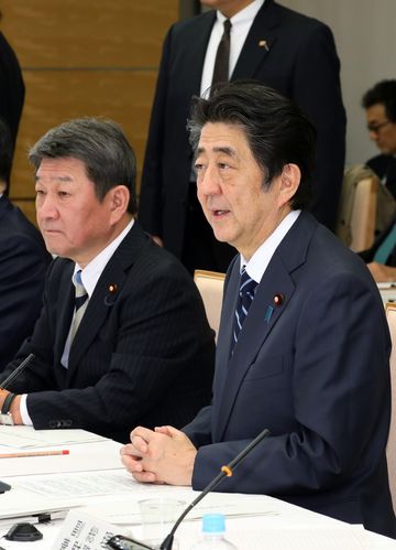 安倍总理在总理大臣官邸召开了2018年第17次经济财政咨询会议。