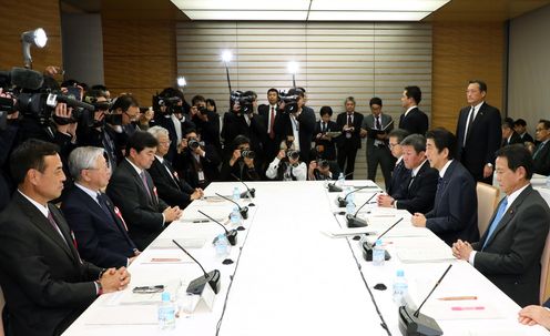 安倍总理在总理大臣官邸召开了2018年第17次经济财政咨询会议。