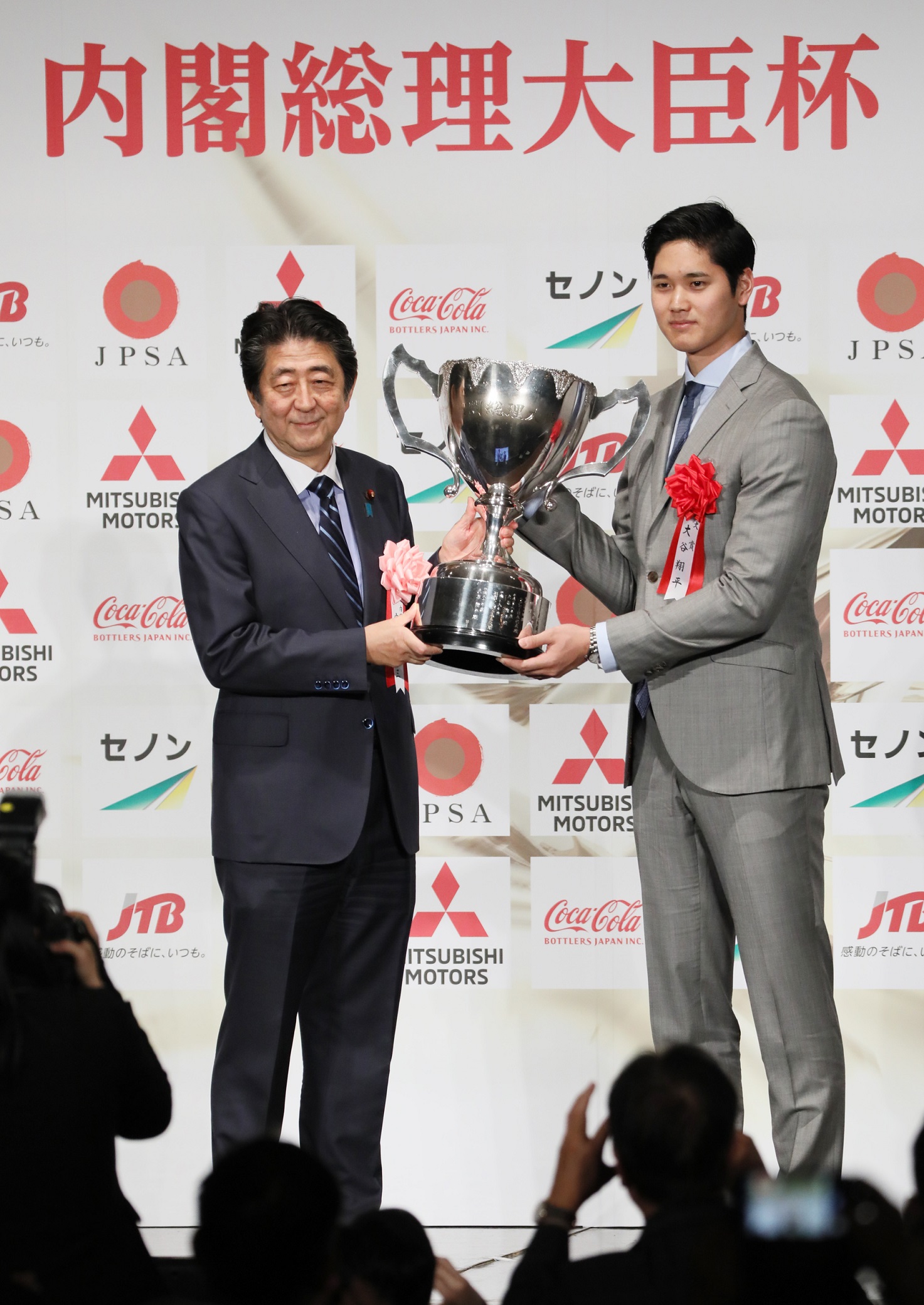 安倍总理出席了在东京都内举行的2018年第51届内阁总理大臣杯日本职业体育大奖颁奖仪式。