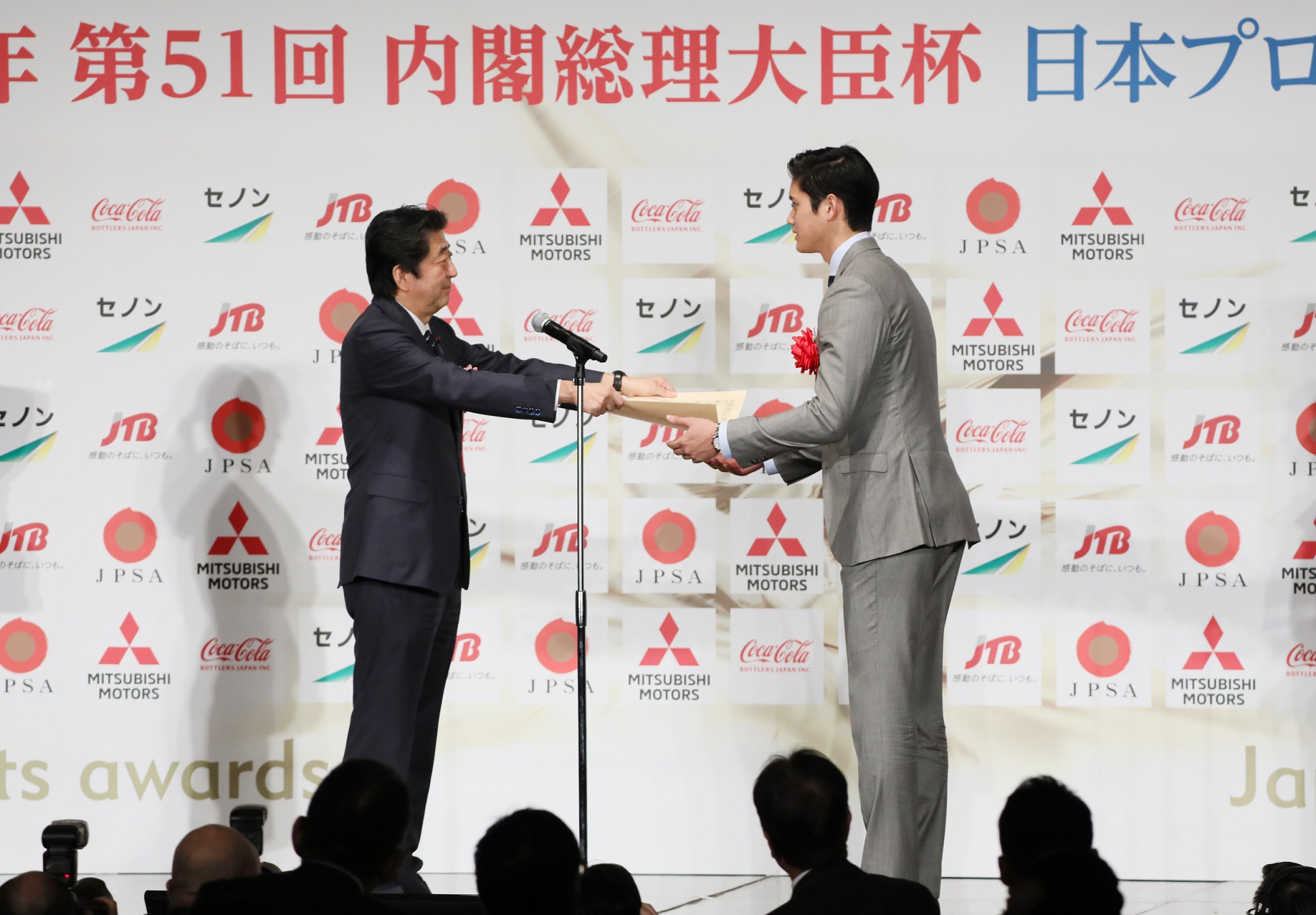 安倍总理出席了在东京都内举行的2018年第51届内阁总理大臣杯日本职业体育大奖颁奖仪式。