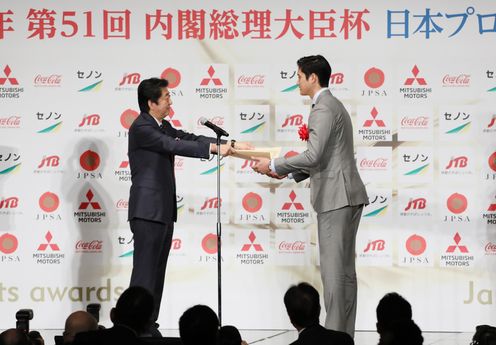 安倍总理出席了在东京都内举行的2018年第51届内阁总理大臣杯日本职业体育大奖颁奖仪式。