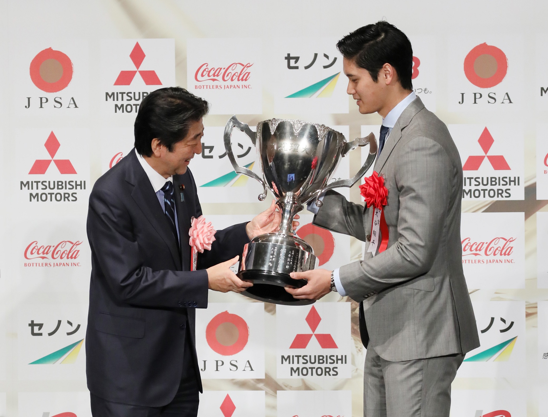 安倍总理出席了在东京都内举行的2018年第51届内阁总理大臣杯日本职业体育大奖颁奖仪式。