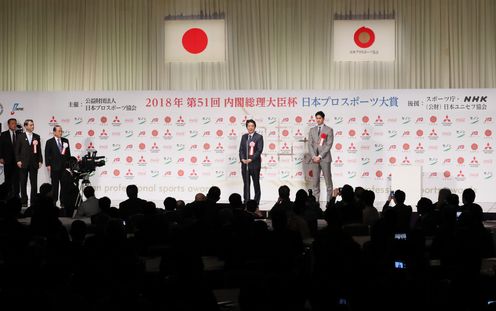 安倍总理出席了在东京都内举行的2018年第51届内阁总理大臣杯日本职业体育大奖颁奖仪式。