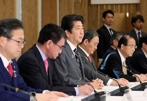 安倍总理在总理大臣官邸召开了第6次可持续发展目标（SDGs）推进本部会议。