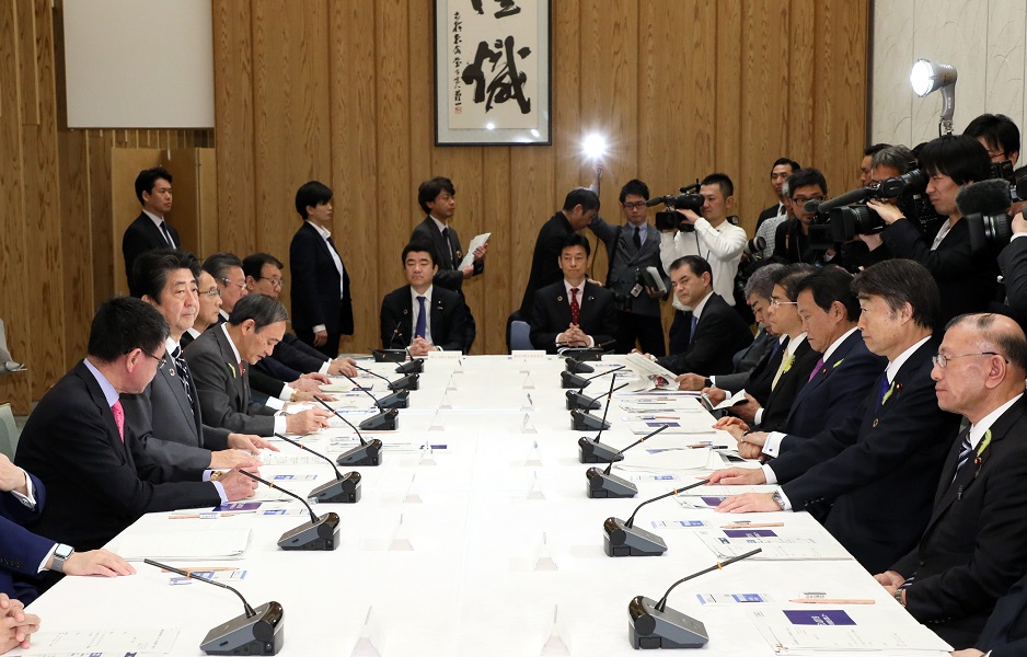 安倍总理在总理大臣官邸召开了第6次可持续发展目标（SDGs）推进本部会议。