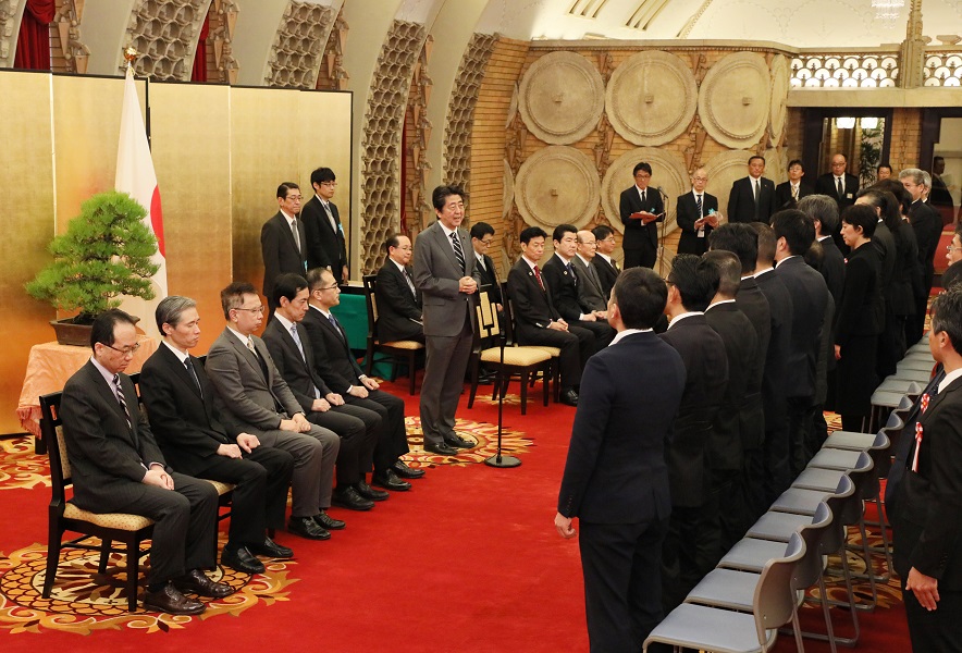 安倍总理出席了在总理大臣公邸召开的内阁及内阁府老员工表彰仪式。