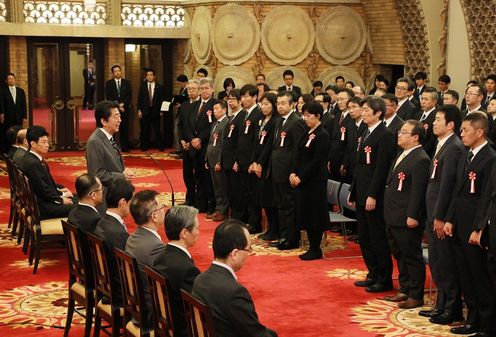 安倍总理出席了在总理大臣公邸召开的内阁及内阁府老员工表彰仪式。