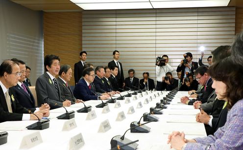 安倍总理在总理大臣官邸召开了第47次原子能灾害对策本部会议。