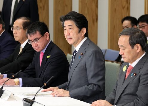 安倍总理在总理大臣官邸召开了第30次犯罪对策阁僚会议。