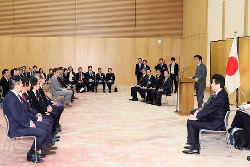 安倍总理在总理大臣官邸召开了第2届日本可持续发展目标（SDGs）奖表彰仪式。