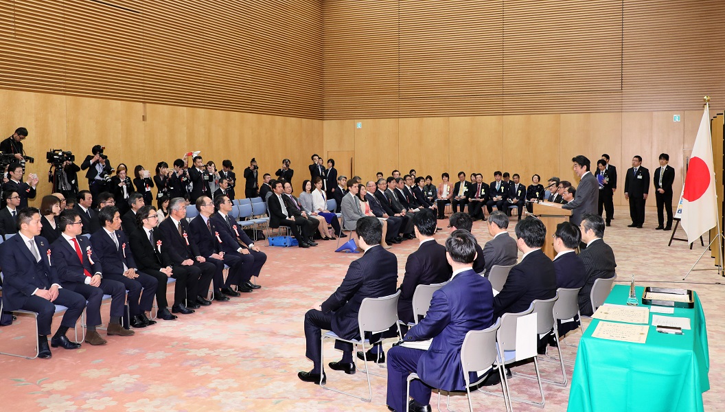 安倍总理在总理大臣官邸召开了第2届日本可持续发展目标（SDGs）奖表彰仪式。