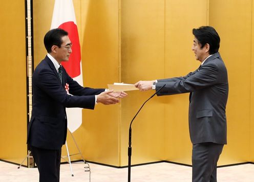 安倍总理在总理大臣官邸召开了第2届日本可持续发展目标（SDGs）奖表彰仪式。