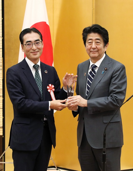 安倍总理在总理大臣官邸召开了第2届日本可持续发展目标（SDGs）奖表彰仪式。