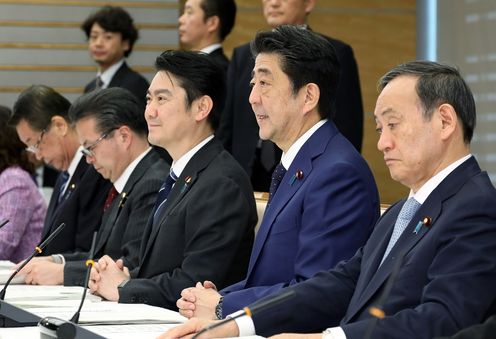 安倍总理在总理大臣官邸出席了第3次有关接纳外国人才与共生的相关阁僚会议。
