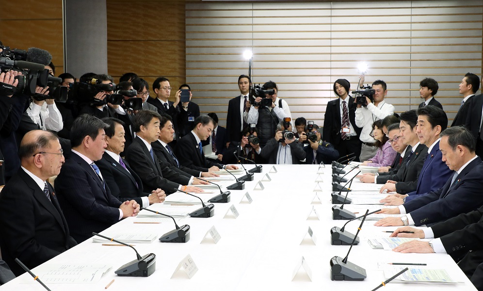 安倍总理在总理大臣官邸出席了第3次有关接纳外国人才与共生的相关阁僚会议。