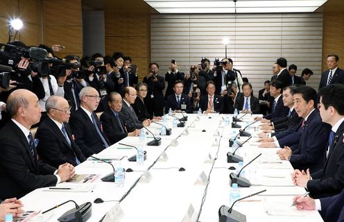 安倍总理在总理大臣官邸召开了第1次日本博览会综合推进会议。