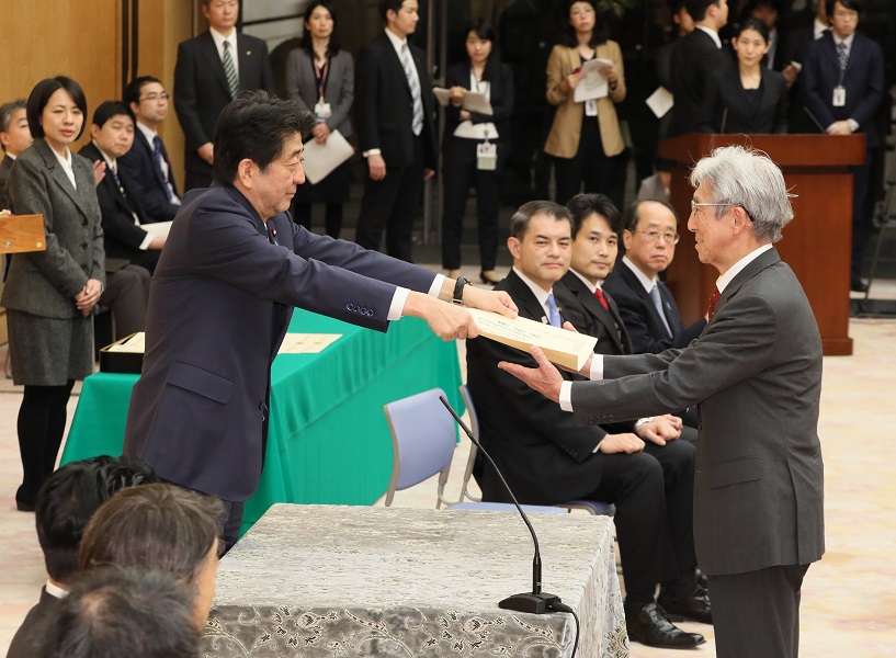 安倍总理出席了在总理大臣官邸举行的第2届日本医疗研究开发大奖表彰仪式。