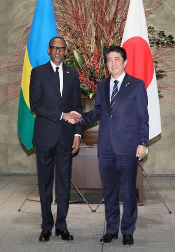 安倍总理在总理大臣官邸与卢旺达共和国总统保罗・卡加梅举行了首脑会谈等。