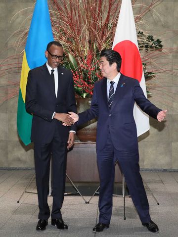 安倍总理在总理大臣官邸与卢旺达共和国总统保罗・卡加梅举行了首脑会谈等。