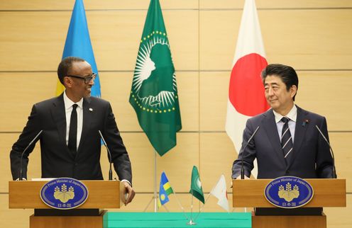 安倍总理在总理大臣官邸与卢旺达共和国总统保罗・卡加梅举行了首脑会谈等。