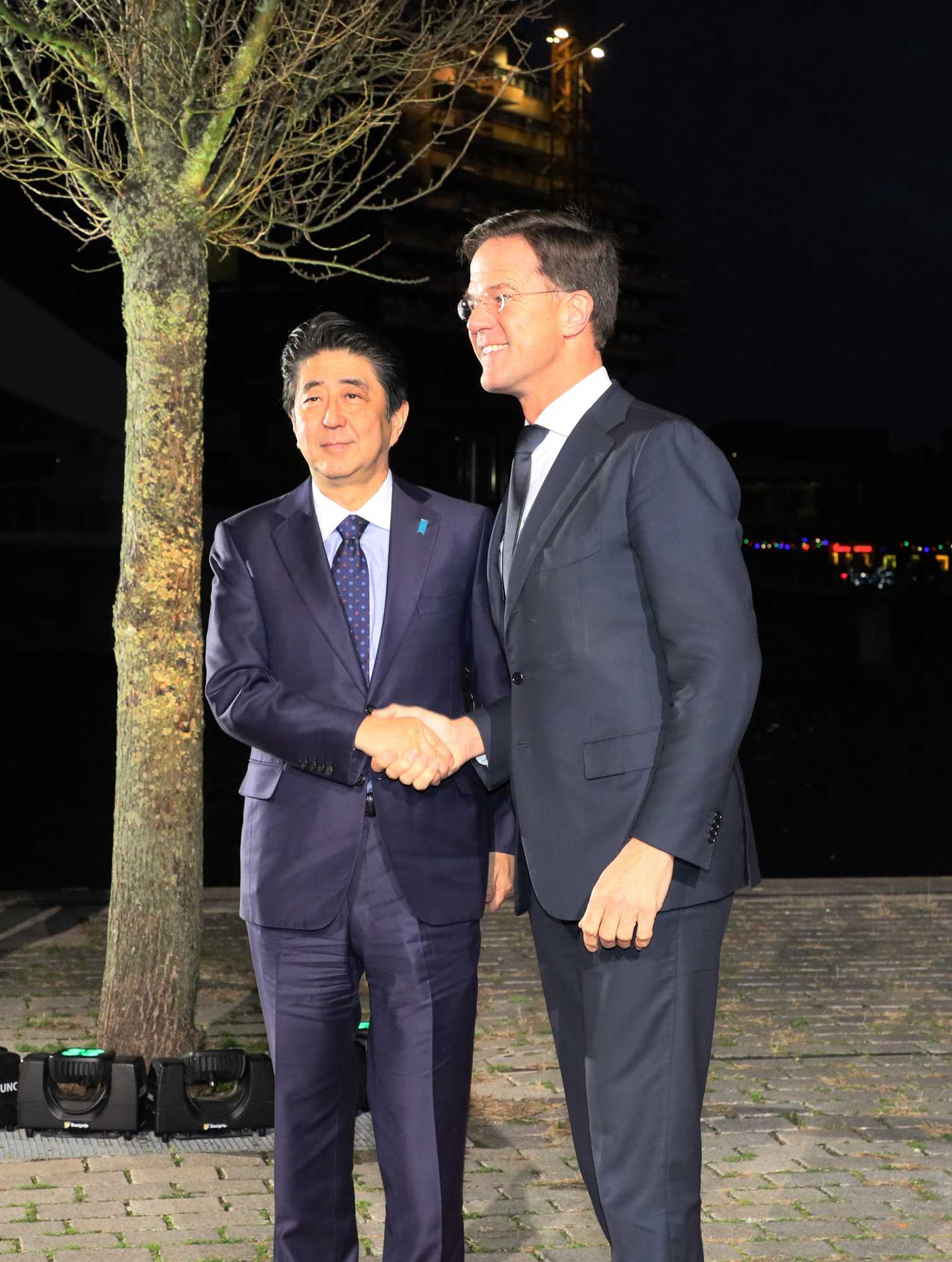 安倍总理访问了荷兰王国。