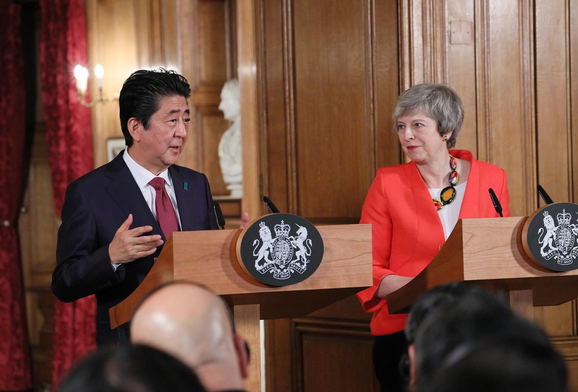 安倍总理访问了英国的伦敦。