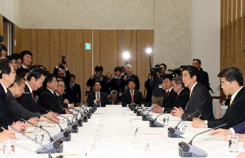 安倍总理在总理大臣官邸出席了政府执政党联络会议。