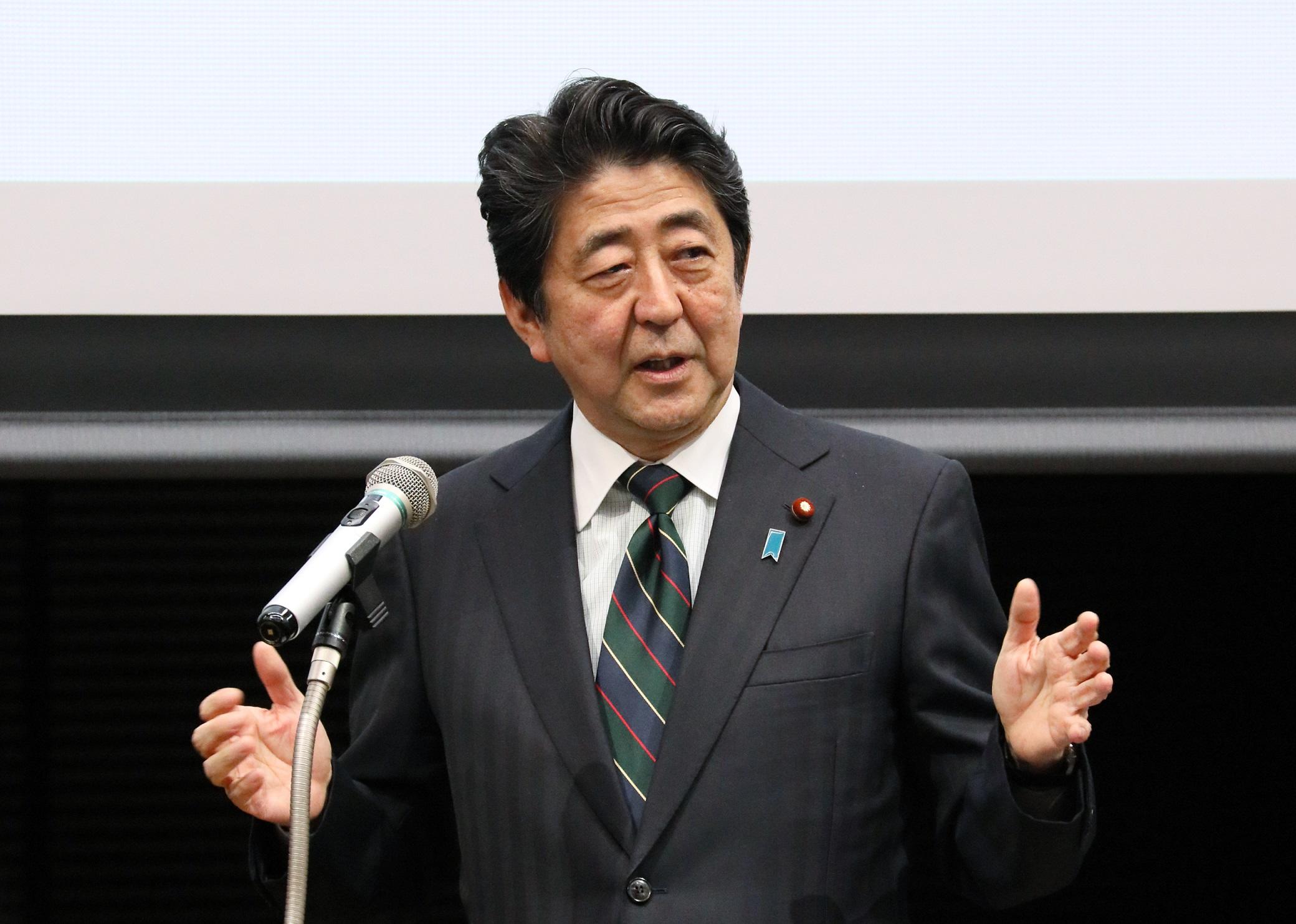 安倍总理出席了在东京都内举行的第3届为了女性领导者的经营战略讲座招待会。