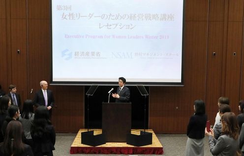 安倍总理出席了在东京都内举行的第3届为了女性领导者的经营战略讲座招待会。