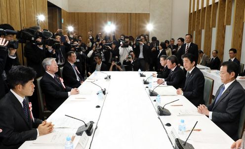 安倍总理在总理大臣官邸召开了2019年第1次经济财政咨询会议。