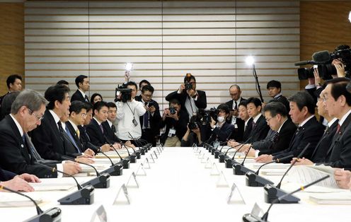 安倍总理在总理大臣官邸召开了邮政民营化推进本部会议。