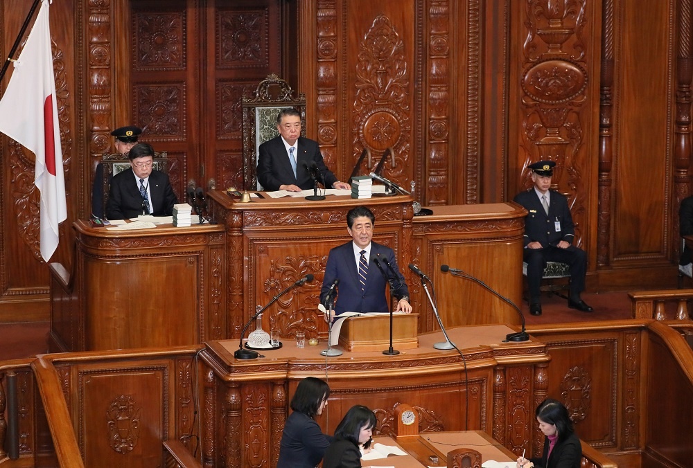 安倍总理在众议院全体会议及参议院全体会议上发表了第198届国会施政方针演说。
