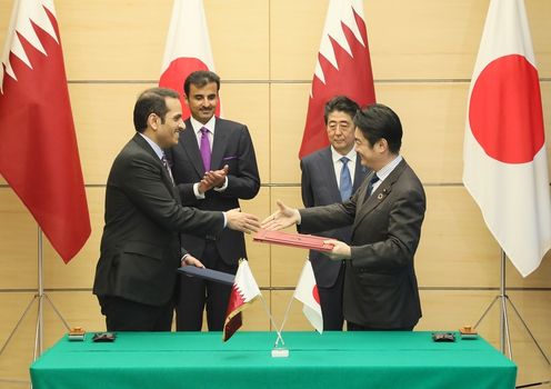 安倍总理在总理大臣官邸与卡塔尔国元首谢赫・塔米姆・本・哈马德・阿勒萨尼举行了首脑会谈等。