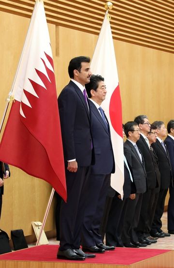 安倍总理在总理大臣官邸与卡塔尔国元首谢赫・塔米姆・本・哈马德・阿勒萨尼举行了首脑会谈等。