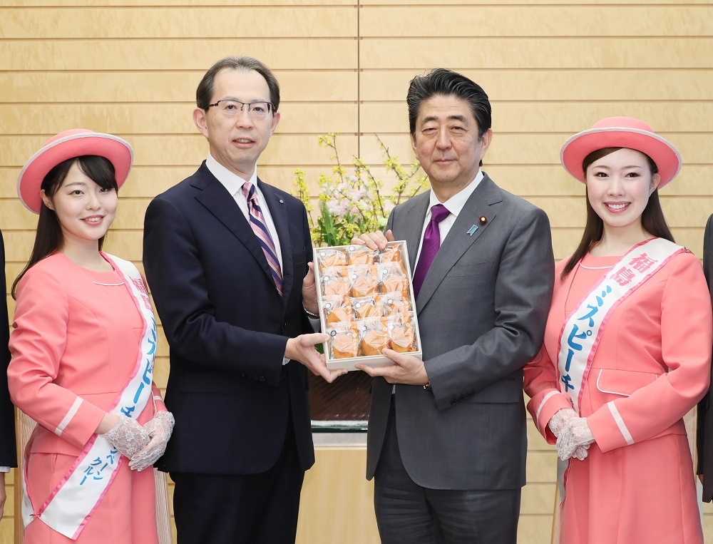 安倍总理在总理大臣官邸接受了福岛县知事内堀雅雄等赠送的天干柿。