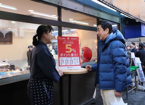 安倍总理视察了东京都品川区的户越银座商店街。