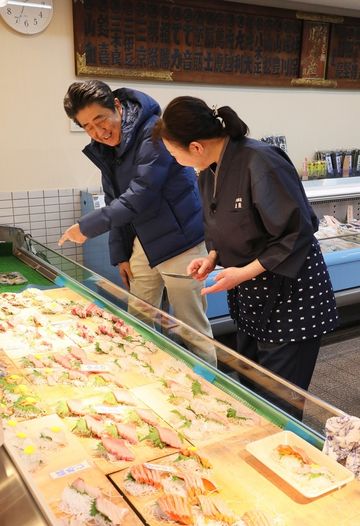安倍总理视察了东京都品川区的户越银座商店街。