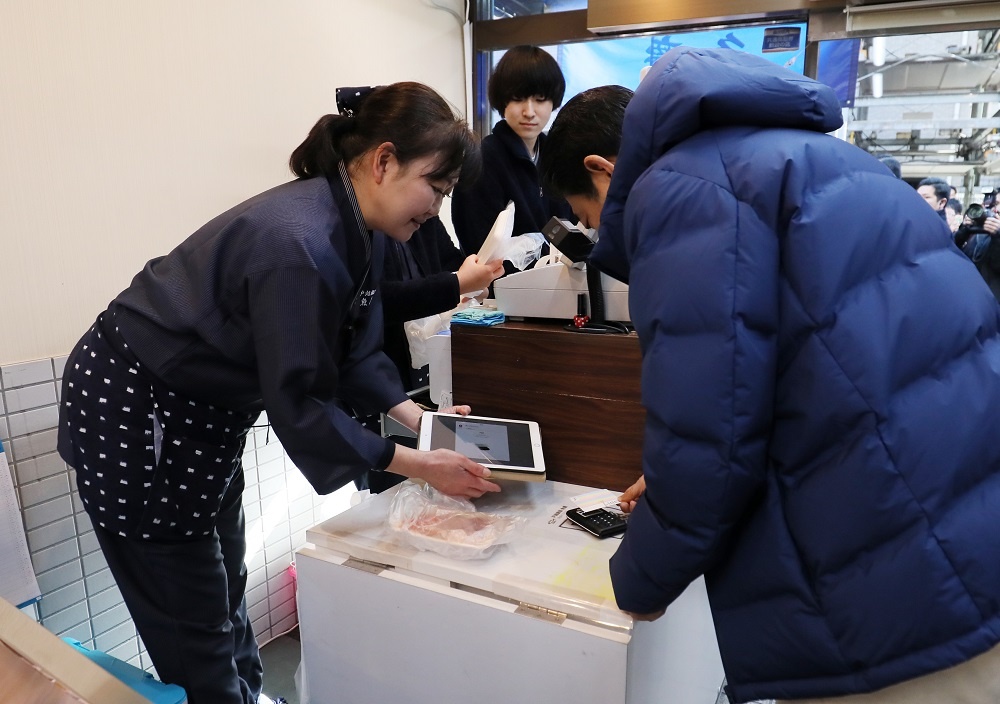 安倍总理视察了东京都品川区的户越银座商店街。