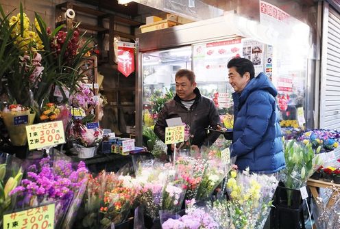 安倍总理视察了东京都品川区的户越银座商店街。